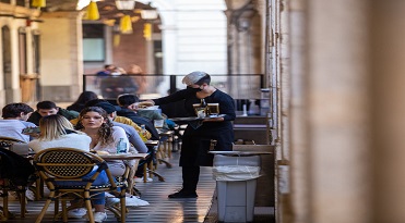 Girona. Fotos de terrasses i interiors de bars i restaurants amb gent a migdia i  l'hora de dinar.
