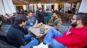 Girona. Fotos de terrasses i interiors de bars i restaurants amb gent a migdia i  l'hora de dinar.