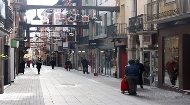 Pla obert on es veuen algunes persones passejant pel carrer Major de Puigcerdà, amb menys afluència de gent pel confinament perimetral de la Cerdanya. Imatge del 29 de desembre de 2020 (Horitzontal). 4640#Agencia ACN