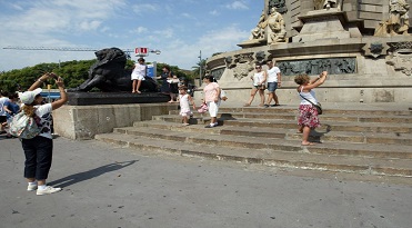 Vistes del monument a Colom amb turistes.Barcelona.