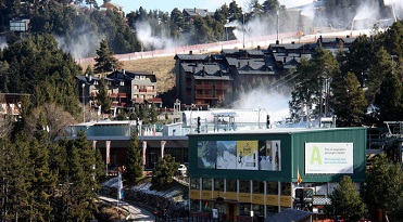 Pla general on es veu part de l'aparcament de les pistes d'esquí de La Molina (Cerdanya), l'edifici del telecabina i diversos canons produint neu al fons. Imatge del 2 de desembre de 2020 (Horitzontal). 4640#Agencia ACN