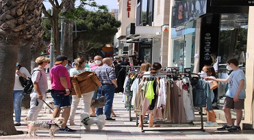 Gent, passejant avui a l?avinguda S?Agaró de Platja d?Aro. 
Foto: Gerard Vilà / ACN