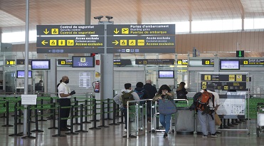Zona de facturació i de la d'arribades de la T1 de l'aeroport de Barcelona El Prat amb moviment de gent. Aeroport Josep Tarradellas