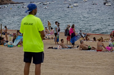 Tossa de Mar. Inici de la temporada turística, amb gent a la platja, turistes amb mascareta. Turisme, Costa Brava, Covid-19