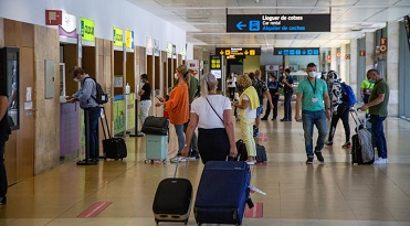 Riudellots: Arribada de turistes amb el  Primer vol a l'aeroport de Girona. Serà un Ryanair procedent d'Eidhoven. Arriba a les 11.