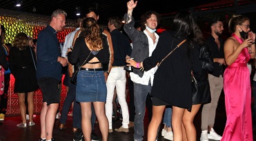 Pla general de persones ballant a la discoteca Shôko de Barcelona en la primera nit de reobertura dels locals d'oci nocturn. Imatge del 8 d'octubre de 2021 (Horitzontal) 4640#Agencia ACN