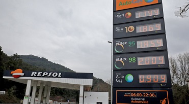Barcelona. Gasolina. El litre de gasolina 98 ja supera els 2 euros en algunes benzineres.  Preus rècord dels carburants