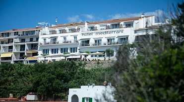 Iniciem una tanca de reportatges a establiments turístics antics. El primer és l'hotel Mediterrani de Calella de Palafrugell
