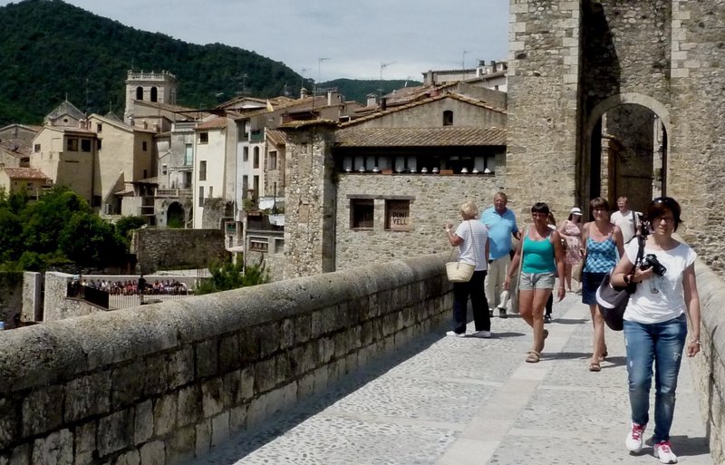 Besalú. Turisme. Grups de turistes passejant per diferents punts del barri vell.