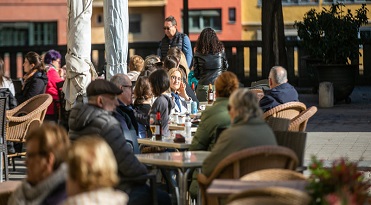Girona. Fotos d'ambient de Girona, de gent a les terrasses, o comprant...
