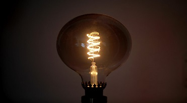 Barcelona. Per reportatge sobre preus energia, fer foto d'algú revisant una factura de la llum.