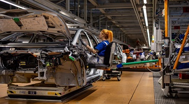 Zwickau (Germany), 24/05/2023.- A Volkswagen employee works on the assembly of an ID.3 automobile on the electric cars production line at the Volkswagen (VW) vehicle factory in Zwickau, Germany, 24 May 2023. The plant in Zwickau, completely re-equipped for electric mobility for a total of 1.2 billion euros, produces exclusively all-electric vehicles and has become the largest and highest-performance electric car plant in Europe for the Volkswagen group. (Alemania) EFE/EPA/MARTIN DIVISEK
 4651#Agencia EFE