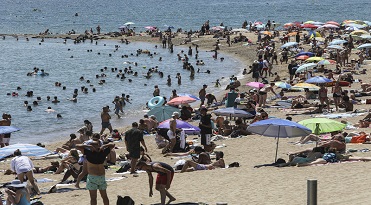 Turistes a la platja de la Barceloneta. Turistes. Gent a la platja. 
 1230#Oriol Duran