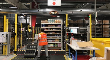 Centre logístic d'Amazon Pantry a Castellbisbal. Robots.  magatzem. treballadors