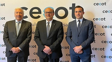 Xavier Panés, president de la l Cecot, entre el seu predecessor en el càrrec, Antoni Abad, i el secretari general de la patronal, Oriol Alba 
Foto: cecot