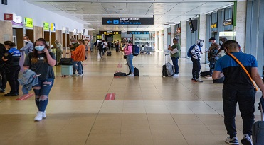 Riudellots: Arribada de turistes amb el  Primer vol a l'aeroport de Girona. Serà un Ryanair procedent d'Eidhoven. Arriba a les 11.
