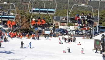 La Molina-Masella: Neu. Obertura temporada de neu. Gent esquiant, ambient i moviment de cotxes i vistes generals.