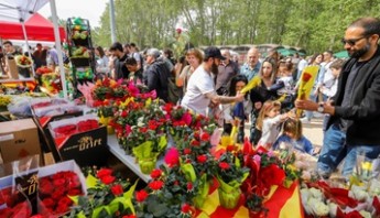 Girona. La Copa. Parades de Sant Jordi de llibres i roses. Ambient i autors signant.