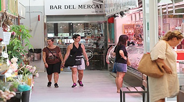 Girona: Interior del mercat del Lleó, que s'ha quedat sense aire condicionat.