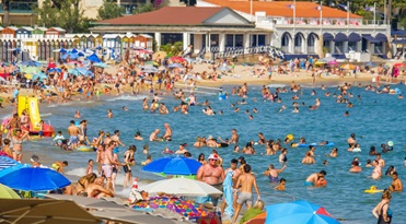 Costa Brava. Imatges de turistes a la població de la Costa Brava que us vagi millor. Per un tema de balanç del juliol. Parleu amb Núria Astorch per confirmar-li quina població fareu.Es poden fer dissabte si us va millor per quadrar fotos.