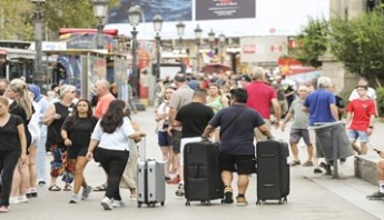 Ambient turistes a plaça Catalunya. Turistes amb maletes. Ambient turistes a plaça Catalunya. Turistes amb maletes.