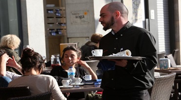 Girona. Foto de gent treballant (cambrers, paletes, pintors...). És per a un tema de promoció econòmica de la ciutat de Girona.