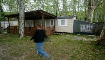 La Garrotxa. Anar a fer fotos al càmping de la Garrotxa) per un reportatge sobre gent que ha anat a viure a càmpings. Que no surti nom del càmping ni gent de cara.