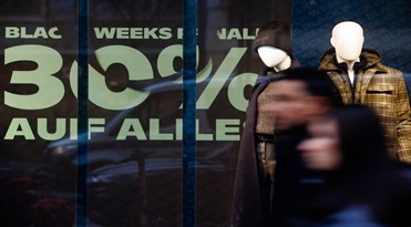 Berlin (Germany), 29/11/2024.- Passers by walk in front of a shopping window that displays the rebate of 30 percent in Berlin, Germany, 29 November 2024. Black Friday 2024 takes place on 29 November 2024. (Alemania) EFE/EPA/CLEMENS BILAN
 4651#Agencia EFE