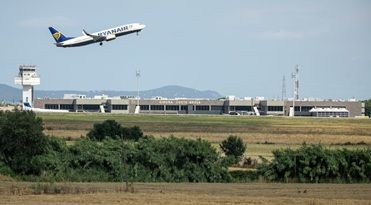 Aeroport de Girona. Exterior. Amb cartells de l'aeroport