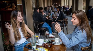 Barcelona 05/04/24 Barcelona. Personas fumando en las terrazas del centro de la ciudad de Barcelona. Futura ley anti tabaco.
AUTOR: MANU MITRU